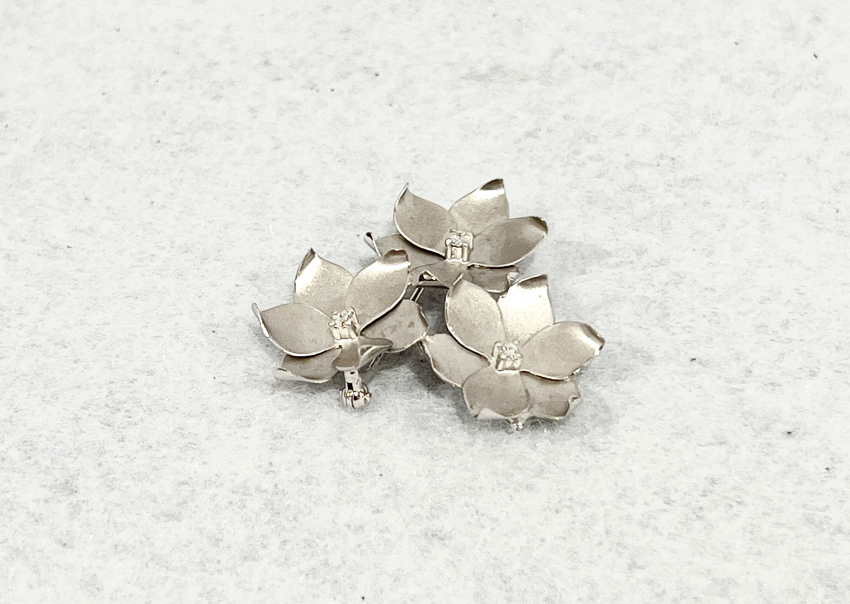 K18WG　ブローチ　ダイヤ付き　金　18金　0.15ct　アクセサリー