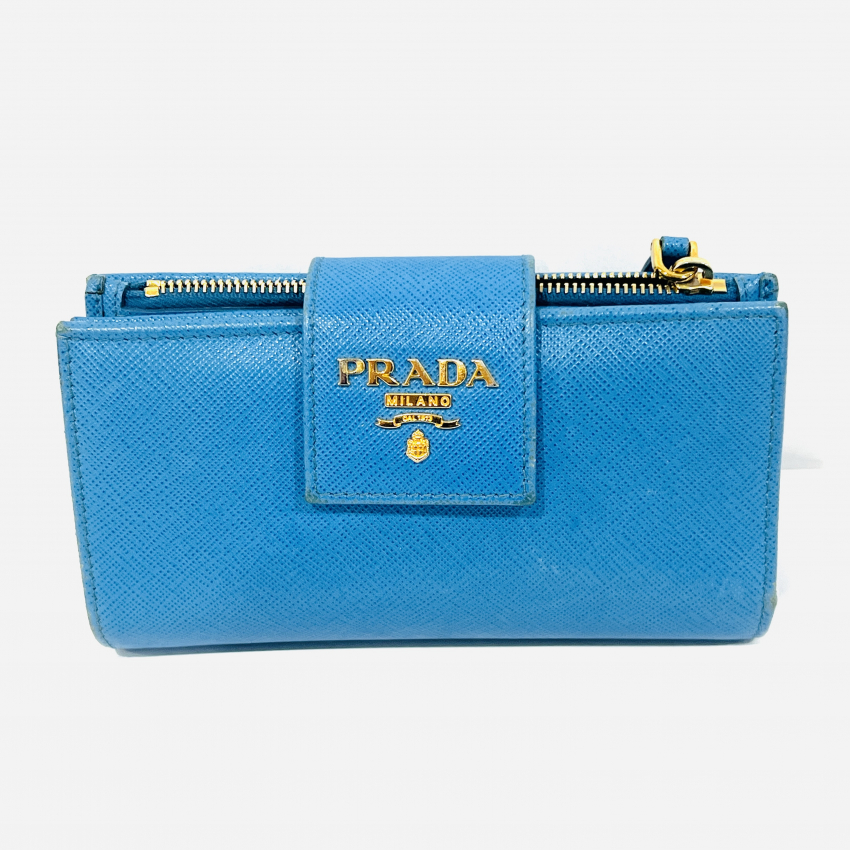 PRADA　二つ折り財布　サフィアーノレザー　ペールブルー