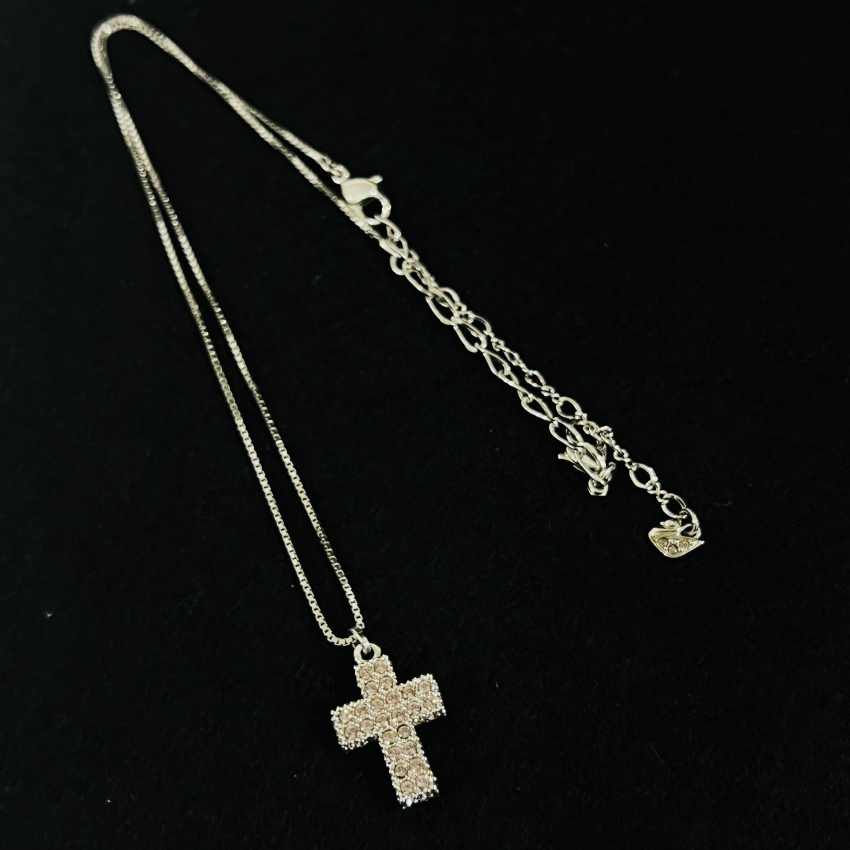 スワロフスキー　ネックレス　クロスデザイン